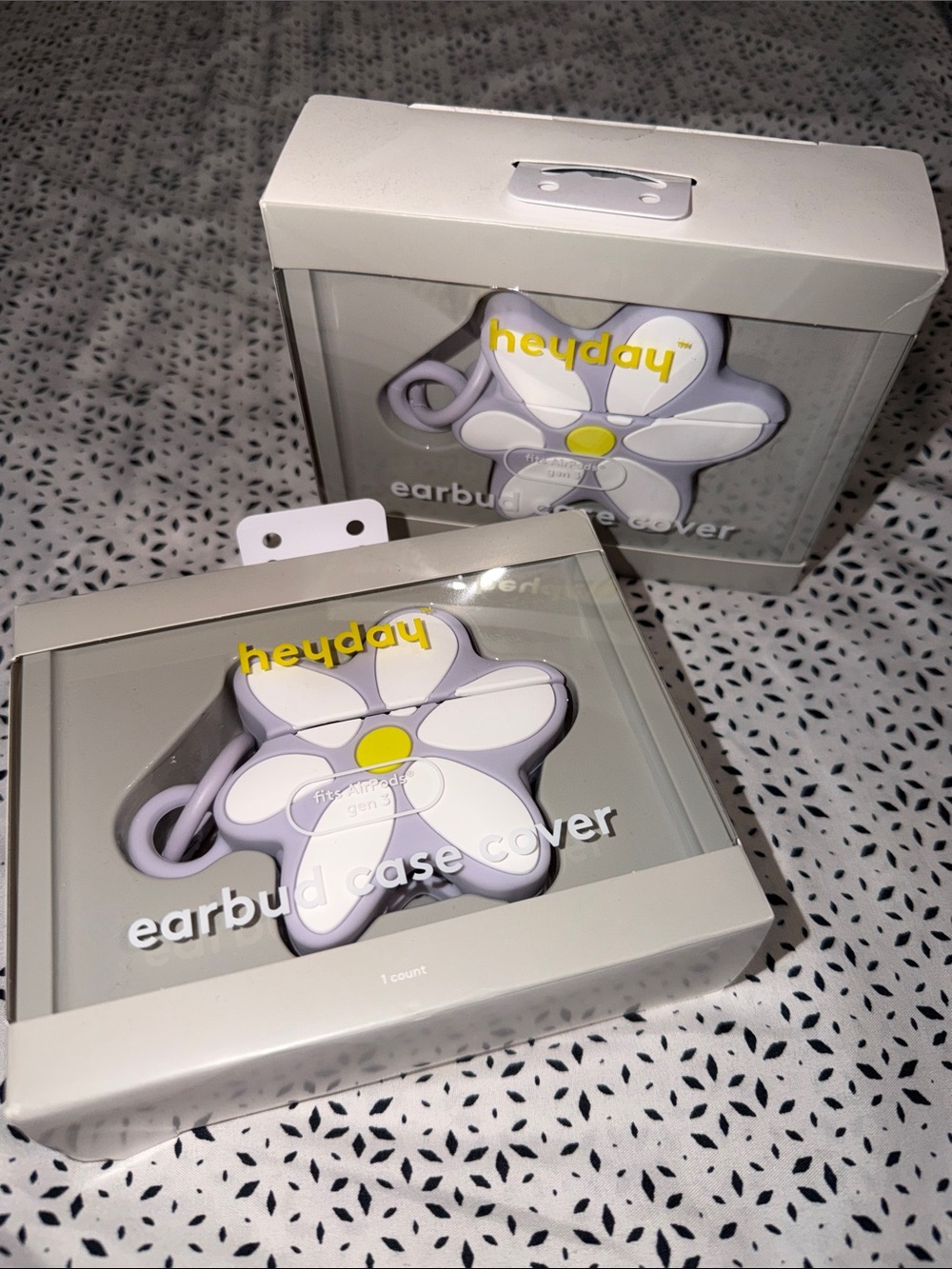 heyday Lavender and White Daisy Earbud Case Cover with Yellow Center